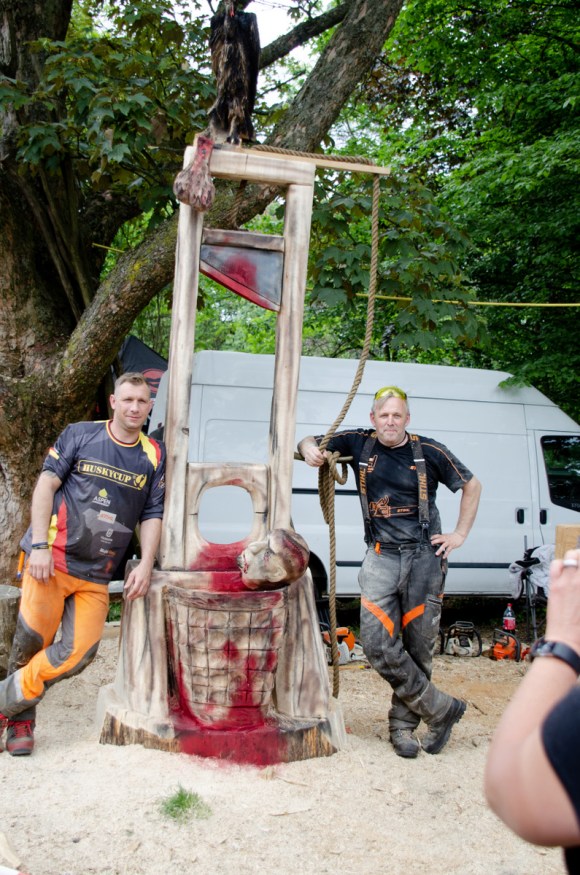 Von Oliver Leßmann mit der Kettensäge geschnitzte Skulptur - Guillotine / Fallbeil zur Enthauptung