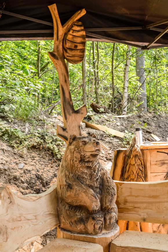 Detail einer von Oliver Leßmann mit der Kettensäge geschnitzten Sitzgruppe - Bär mit Bienenstock